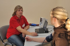 Blutdruckmessung für die Gesundheitsstudie DEGS - apotheken-wissen.de / Robert-Koch-Institut