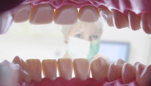 Implantate oder ein Gebiss als Zahnersatz - apotheken-wissen.de