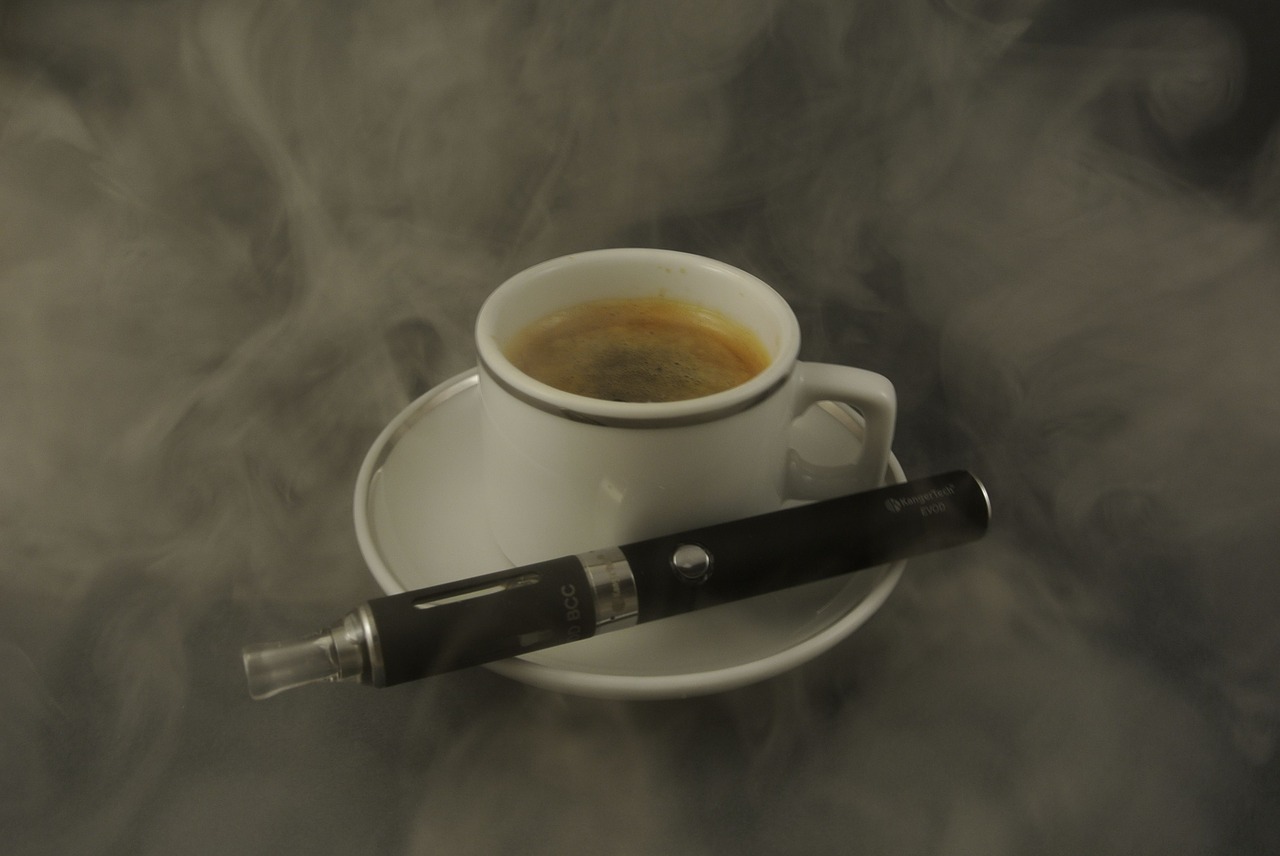 Kaffee und E-Zigarette - apotheken-wissen.de