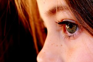 Oft können rote und tränende Augen Anzeichen einer ansteckenden Erkrankung sein*