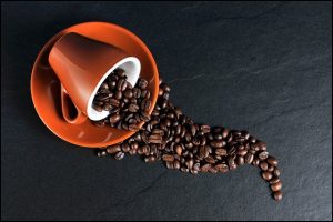 Kaffeetasse mit Kaffeebohnen - apotheken-wissen.de