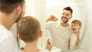 Zahnpflege Vater und Sohn - apotheken-wissen.de