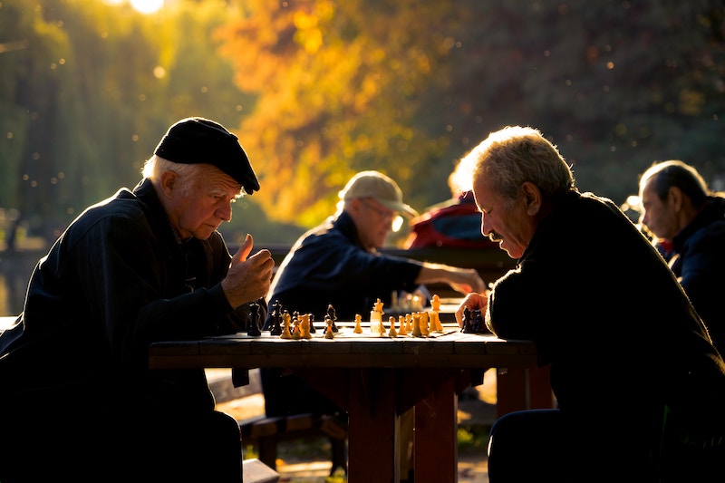 Ältere Herren beim Schachspiel