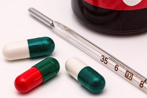 Fieberthermometer und Einnahme Antibiotikum