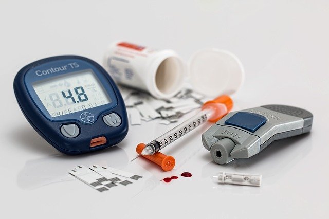 Diabetes: Blutzuckermessung, Insulinspritze