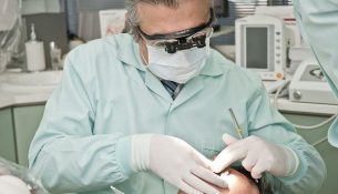 Zahnarzt, Kieferorthopäde bei der Behandlung