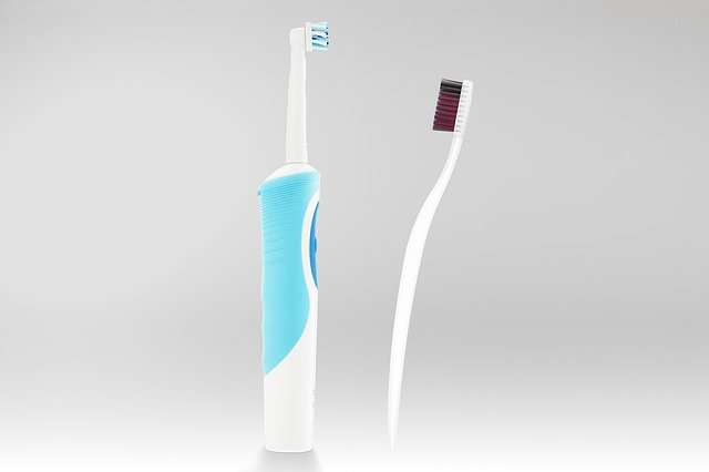 Zahnbürsten: manuell und elektrisch