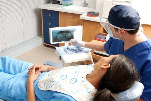 Besprechung einer Zahnsanierung beim Zahnarzt